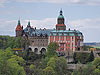 Un enorme castillo sobre un promontorio rocoso: Ksiaz